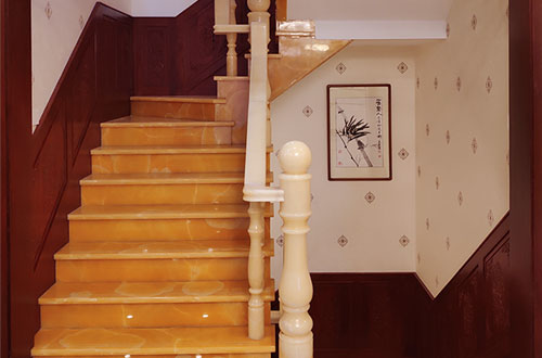秦都中式别墅室内汉白玉石楼梯的定制安装装饰效果
